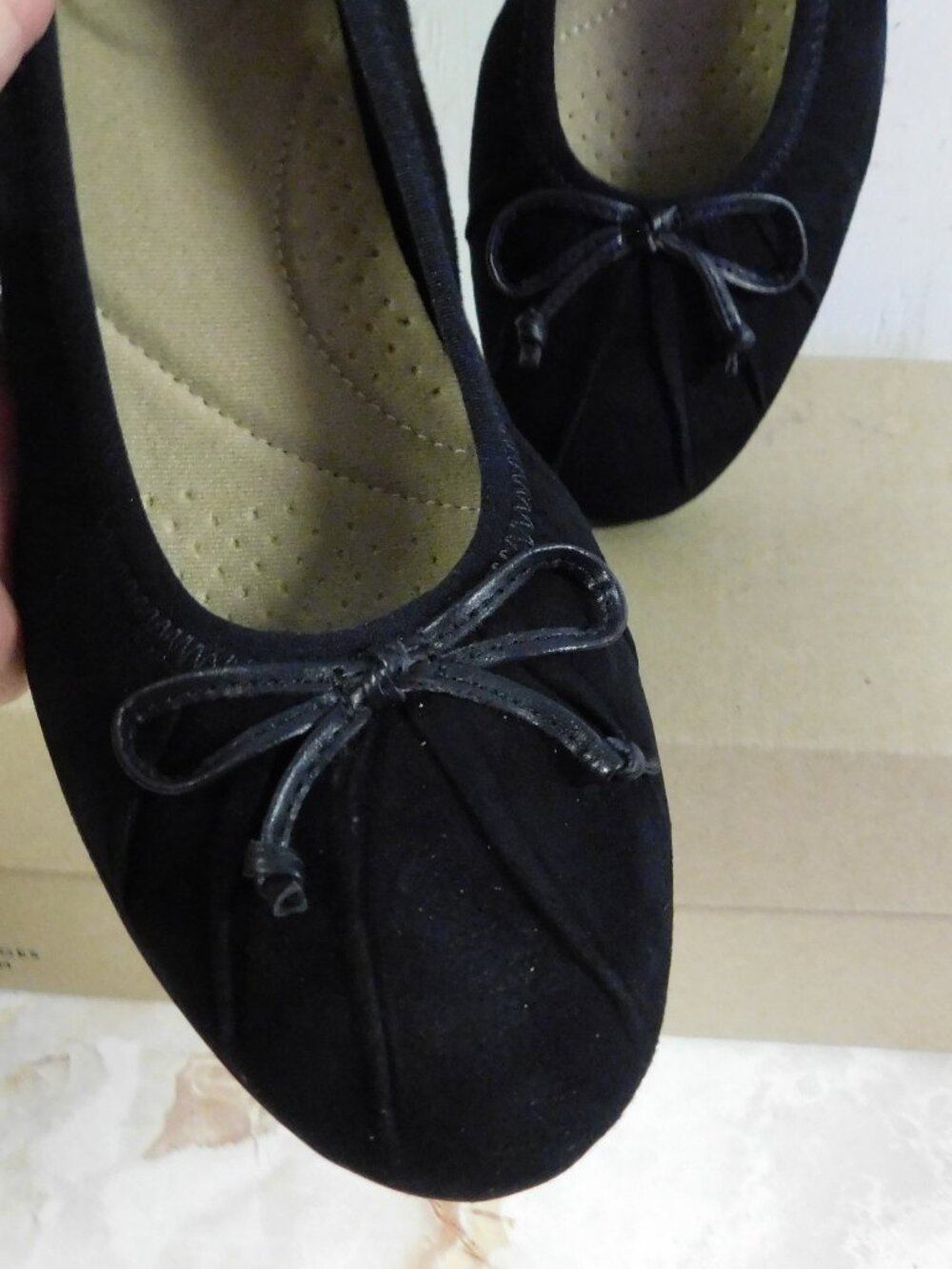 Clarks Black Suede Ballerina Flat Style Shoes sz 7 Med - Picture 2 of 9